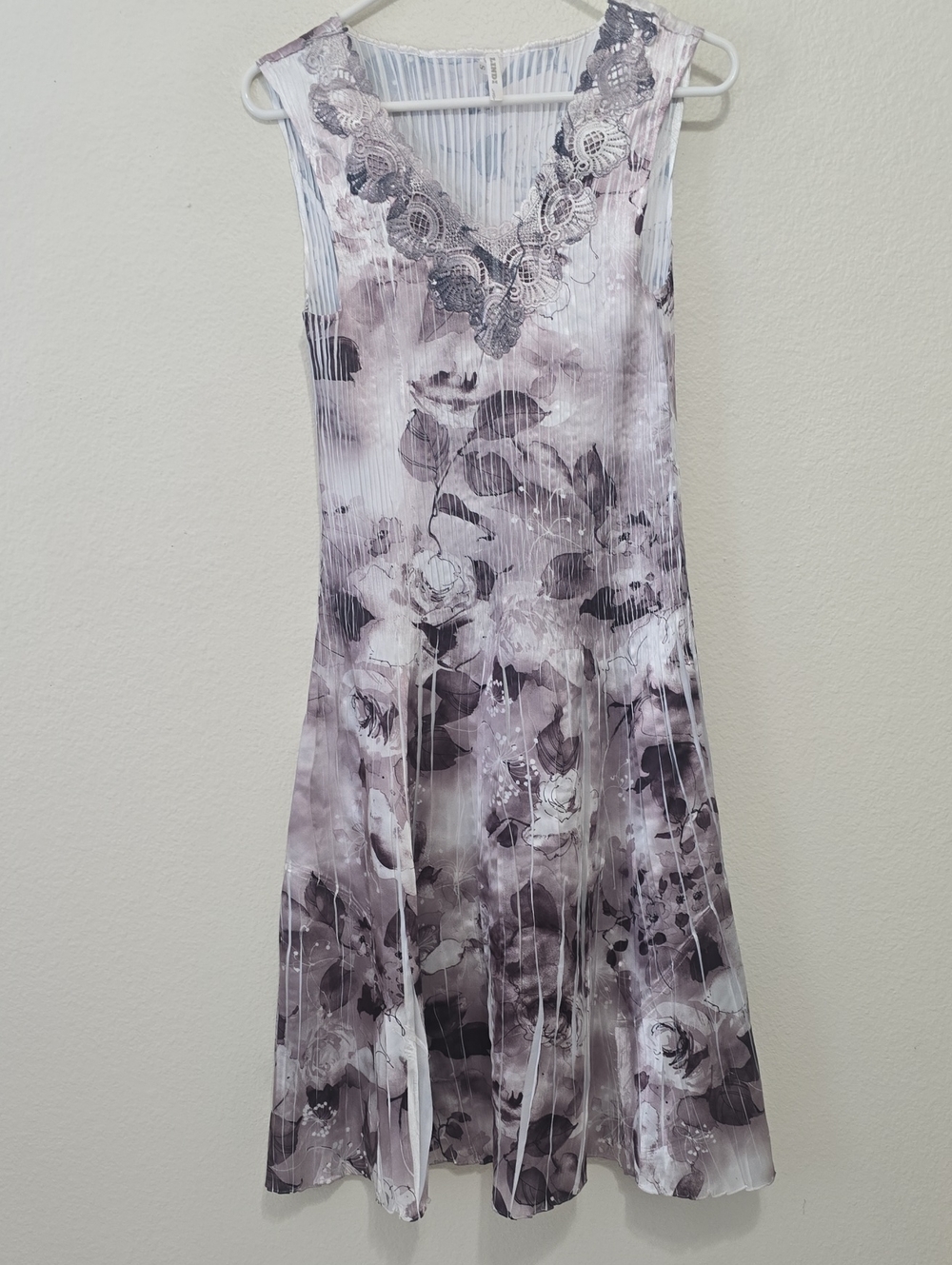 Linden Sleeveless Floral Lace V-Neck Dress in Mauve and Gray S
